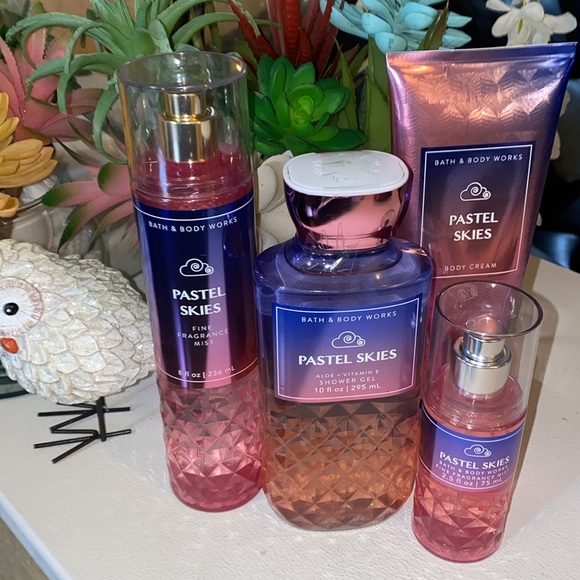 Bath and Bodyworks Pastel Skies Gift Set Combo - Picture 3 of 4